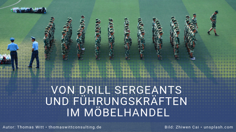 Drill Sergeants und Führungskräfte im Möbelhandel